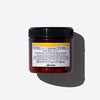 滋養奇蹟強化髮膜 <div class="product-qualities">
<div class="quality">
<svg version="1.1" xmlns="http://www.w3.org/2000/svg" xmlns:xlink="http://www.w3.org/1999/xlink" x="0px" y="0px" viewbox="0 0 50 50" style="enable-background: new 0 0 50 50;" xml:space="preserve"> <g> <g> <g> <path d="M13.3,46.5c-0.2,0-0.4,0-0.7,0l-0.1,0c-0.2,0-0.4,0-0.5-0.1c-0.1,0-0.3-0.1-0.4-0.1l-0.2,0c-1.6-0.4-2.8-1.2-3.6-2.3
					c-0.8-1.1-0.9-2.4-0.5-3.9c0.5-1.4,1.4-2.5,3-3.5c0.8-0.5,1.7-0.9,2.5-1.3c0.8-0.4,1.7-0.7,2.5-1c0.4-0.2,0.9-0.3,1.3-0.5
					c1.1-0.4,2.2-0.9,3.2-1.8c0.7-0.6,1.2-1.3,1.6-2c0.3-0.7,0.2-1.3-0.4-2.1c-0.4-0.5-0.9-0.9-1.4-1.4L19.1,26
					c-0.9-0.8-1.8-1.5-2.5-2.5c-0.6-0.7-1.1-1.5-1.5-2.4c-0.5-0.9-0.5-1.8-0.1-2.8c0.2-0.4,0.4-0.7,0.8-0.9c0.4-0.3,0.8-0.3,1.2,0.1
					c0.9,0.7,1.7,1.5,2.4,2.2l0.5,0.5c1,1,2.1,2.1,3.3,3c0.4,0.3,0.8,0.6,1.1,0.9l0.5,0.4c0,0,0,0,0,0c0.1-0.3,0-0.5-0.2-0.7
					c-0.7-0.7-1.4-1.5-2.2-2.2l-1.6-1.6c-0.9-0.9-1.7-1.8-2.5-2.9c-0.5-0.6-0.5-1.4,0-2.1c0.5-0.6,1.3-0.8,2-0.4
					c0.4,0.2,0.8,0.5,1.1,0.8c0.1,0.1,0.2,0.2,0.3,0.3c1.4,1.2,2.7,2.6,4,3.9c0.5,0.5,1,1.1,1.5,1.6c0.2,0.2,0.4,0.4,0.6,0.5
					c0.1,0,0.1,0.1,0.2,0.1c0.1,0,0.1,0,0.1,0c0,0,0,0,0-0.1c-0.1-0.2-0.3-0.4-0.5-0.5l-0.2-0.2c-1.7-1.5-3.3-3.3-4.9-5.4
					c-0.3-0.4-0.6-0.8-0.8-1.3c-0.3-0.6-0.3-1.2,0-1.8c0.2-0.4,0.6-0.7,1.1-0.8c0.5-0.1,1,0,1.4,0.4c0.5,0.4,0.9,0.9,1.2,1.3
					c0.9,1.1,1.8,2.2,2.7,3.2c0.5,0.5,0.9,1.1,1.4,1.6c0.1,0.1,0.2,0.2,0.3,0.3c0.1,0.2,0.3,0.4,0.5,0.5c0,0,0,0,0.1,0.1
					c-0.3-0.5-0.7-1.1-1.3-1.7c-1.5-1.5-2.9-3.2-4-5c-0.2-0.3-0.4-0.7-0.5-1.2c-0.1-0.6,0.3-1.2,0.8-1.4c0.6-0.3,1.2-0.2,1.8,0.2
					c0.4,0.2,0.7,0.6,1.1,1c0.4,0.4,0.7,0.7,1.1,1.1c0.6,0.6,1.3,1.3,1.9,2c0.7,0.8,1.3,1.5,1.8,2.3c0.1,0.2,0.3,0.4,0.5,0.6
					c0.1,0.1,0.2,0.1,0.2,0.1c0.1-0.1,0-0.2,0-0.2c-0.1-0.3-0.3-0.6-0.5-0.9c-0.4-0.4-0.7-0.8-1.1-1.2l-0.7-0.7
					c-1.1-1.2-2.3-2.5-3.3-3.9c-0.4-0.5-0.7-1.1-0.8-1.8c-0.1-0.7,0.1-1.3,0.7-1.6c0.6-0.4,1.2-0.4,1.8,0c0.5,0.3,0.8,0.7,1.1,1.1
					c0.5,0.6,1,1.2,1.4,1.7c0.5,0.7,1.1,1.4,1.7,2c0.9,1,1.6,1.6,2.5,2c0.2,0.1,0.4,0.1,0.5,0.1c-0.1-0.3-0.3-0.6-0.6-0.9l-0.9-1
					c-0.5-0.5-1-1-1.5-1.5c-0.9-1-1.8-2-2.6-3.3l-0.1-0.1C31,6.4,30.8,6,30.7,5.4c0-0.6,0.2-1.1,0.6-1.4c0.4-0.3,0.9-0.3,1.5-0.1
					c0.6,0.2,1,0.6,1.4,1l0.1,0.1c1.2,1,2.2,2.1,3.2,3.2c0.9,0.9,1.7,1.8,2.5,2.7c0.1-0.2,0-0.3-0.1-0.4c-0.7-0.8-1.5-1.6-2.2-2.4
					l-0.6-0.6c-1-1-2-2-2.8-3.1c-0.2-0.3-0.4-0.6-0.6-0.8c-0.2-0.3-0.2-0.6-0.2-0.8c0.1-0.3,0.3-0.5,0.6-0.6C34.9,2,35.6,2,36.4,2.4
					c0.8,0.3,1.5,0.9,2.1,1.4c1.9,1.6,3.6,3.3,5,5.3c1,1.4,1.5,2.7,1.8,3.9c0.3,1.7-0.1,3.3-1.1,4.9c-0.9,1.5-2.2,2.6-3.2,3.4
					c-0.6,0.4-1.1,0.9-1.7,1.3c-0.7,0.5-1.3,1.1-2,1.6c-2,1.6-4.3,3.6-6.6,5.6l-0.9,0.8c-1.4,1.3-2.9,2.6-4.2,4
					c-0.9,0.9-1.6,2-2.3,3c-0.7,1.1-1.6,2.1-2.4,3.1l-0.6,0.8c-0.3,0.4-0.6,0.8-0.9,1.1c-0.3,0.5-0.7,0.9-1.1,1.4
					C17.1,45.7,15.4,46.5,13.3,46.5z M16.3,18.1c0,0,0,0-0.1,0.1c-0.2,0.1-0.3,0.3-0.4,0.5c-0.3,0.7-0.2,1.4,0.1,2
					c0.4,0.8,0.9,1.6,1.5,2.3c0.7,0.9,1.5,1.6,2.4,2.4l0.5,0.5c0.5,0.4,1.1,0.9,1.5,1.5c0.8,1,0.9,2,0.5,3c-0.4,0.9-1,1.6-1.8,2.3
					c-1,0.9-2.3,1.4-3.4,1.9c-0.4,0.2-0.9,0.3-1.3,0.5c-0.8,0.3-1.6,0.6-2.4,1c-0.8,0.4-1.6,0.8-2.4,1.3c-1.4,0.9-2.2,1.9-2.6,3.1
					c-0.4,1.2-0.3,2.2,0.3,3.1c0.7,1,1.7,1.6,3.1,2l0,0l0.2,0c0.1,0,0.2,0.1,0.4,0.1c0.2,0,0.3,0,0.5,0l0.1,0c2.1,0.2,3.7-0.5,5-2.1
					c0.4-0.4,0.7-0.9,1-1.3c0.3-0.4,0.6-0.8,0.9-1.2l0.6-0.8c0.8-1,1.6-2,2.3-3c0.7-1,1.5-2.1,2.4-3.1c1.4-1.5,2.8-2.8,4.3-4.1
					l0.9-0.8c2.3-2.1,4.6-4,6.6-5.6c0.7-0.5,1.3-1.1,2-1.6c0.6-0.4,1.1-0.9,1.7-1.3c1-0.8,2.2-1.8,3-3.2c0.9-1.4,1.2-2.8,0.9-4.3
					c-0.2-1.1-0.7-2.3-1.6-3.6c-1.3-1.9-3-3.6-4.8-5.1c-0.7-0.5-1.3-1-2-1.3C35.5,2.9,35,2.8,34.5,3c-0.1,0-0.1,0-0.1,0.1
					c0.2,0.4,0.4,0.6,0.6,0.9C35.9,5,36.8,6,37.8,7l0.6,0.6c0.8,0.8,1.6,1.6,2.3,2.5c0.3,0.3,0.4,0.8,0.2,1.2
					c-0.2,0.5-0.4,0.6-0.6,0.6c-0.2,0-0.5,0-0.8-0.3c-0.8-0.9-1.7-1.8-2.5-2.7c-1-1.1-2-2.2-3.2-3.2l-0.1-0.1
					c-0.4-0.3-0.8-0.6-1.2-0.8c-0.3-0.1-0.5-0.1-0.7,0c-0.1,0.1-0.2,0.3-0.2,0.6c0,0.3,0.2,0.7,0.4,1l0.1,0.1
					c0.7,1.2,1.6,2.2,2.4,3.1c0.5,0.5,1,1,1.4,1.5l1,1c0.4,0.4,0.6,0.8,0.8,1.3c0.1,0.3,0,0.6-0.1,0.7c-0.1,0.1-0.3,0.3-0.6,0.3
					c-0.3,0-0.7,0-1-0.2C35,13.7,34.1,13,33.2,12c-0.6-0.7-1.1-1.4-1.7-2.1c-0.4-0.6-0.9-1.1-1.3-1.6c-0.3-0.4-0.6-0.7-1-0.9
					c-0.3-0.2-0.6-0.2-0.9,0c-0.2,0.1-0.3,0.3-0.3,0.8c0.1,0.5,0.3,0.9,0.7,1.4c1,1.4,2.2,2.7,3.3,3.8l0.7,0.7
					c0.4,0.4,0.7,0.8,1.1,1.2c0.3,0.4,0.6,0.8,0.7,1.2c0.1,0.5,0,0.9-0.3,1.2c-0.3,0.2-0.8,0.2-1.2-0.1c-0.3-0.2-0.5-0.5-0.7-0.8
					c-0.5-0.8-1.1-1.5-1.7-2.2c-0.6-0.7-1.2-1.3-1.9-1.9c-0.4-0.4-0.7-0.7-1.1-1.1c-0.4-0.4-0.7-0.6-1-0.9c-0.3-0.2-0.7-0.3-1-0.1
					c-0.2,0.1-0.4,0.3-0.3,0.6c0,0.3,0.2,0.5,0.4,0.8c1.1,1.7,2.4,3.4,3.9,4.9c0.8,0.8,1.3,1.5,1.6,2.2c0.2,0.4,0,0.7-0.1,0.9
					c-0.2,0.2-0.5,0.3-0.8,0.2c-0.2-0.1-0.4-0.2-0.6-0.4c-0.2-0.2-0.4-0.4-0.5-0.6c-0.1-0.1-0.2-0.2-0.3-0.3
					c-0.5-0.5-0.9-1.1-1.4-1.6c-0.9-1.1-1.8-2.1-2.7-3.2c-0.4-0.5-0.7-0.9-1.2-1.2c-0.2-0.2-0.4-0.2-0.7-0.2c-0.2,0-0.4,0.2-0.5,0.4
					c-0.2,0.3-0.1,0.6,0,1c0.2,0.4,0.5,0.8,0.7,1.2c1.6,2.1,3.1,3.8,4.8,5.3l0.2,0.2c0.2,0.2,0.5,0.4,0.7,0.7c0.1,0.2,0.4,0.5,0.1,1
					c-0.3,0.5-0.8,0.4-0.9,0.4c-0.2,0-0.4-0.1-0.6-0.2c-0.3-0.2-0.5-0.4-0.7-0.6c-0.5-0.5-1-1.1-1.5-1.6c-1.2-1.3-2.5-2.7-3.9-3.8
					c-0.1-0.1-0.2-0.2-0.4-0.3c-0.3-0.3-0.6-0.5-0.9-0.7c-0.4-0.2-0.7-0.1-0.9,0.2c-0.3,0.3-0.3,0.7,0,1c0.8,1,1.6,2,2.5,2.8
					l1.6,1.6c0.7,0.7,1.4,1.5,2.2,2.2c0.4,0.4,0.6,0.9,0.4,1.5c0,0.1-0.1,0.5-0.5,0.7c-0.3,0.1-0.6,0-0.8-0.2l-0.6-0.4
					c-0.4-0.3-0.8-0.6-1.2-0.9c-1.2-0.9-2.3-2-3.3-3.1l-0.5-0.5c-0.7-0.7-1.5-1.5-2.4-2.2C16.3,18.1,16.3,18.1,16.3,18.1z"></path> </g> </g> </g> </svg> <span>好梳理</span>
</div>
<div class="quality">
<svg version="1.1" xmlns="http://www.w3.org/2000/svg" xmlns:xlink="http://www.w3.org/1999/xlink" x="0px" y="0px" viewbox="0 0 50 50" style="enable-background: new 0 0 50 50;" xml:space="preserve"> <g> <path d="M24.6,27.3c0.1,0,0.2,0.1,0.3,0.1c0.1,0,0.1,0.1,0.1,0.1l0,0l0.1,0.1l0.1,0.2l0.2,0.3l0.5,0.7
			c0.3,0.4,0.6,0.9,0.9,1.3c0.6,0.9,1.2,1.8,1.7,2.8c0.5,1,1,2,1.3,3c0.3,1.1,0.5,2.2,0.6,3.3c0.1,0.5,0.1,1.1,0.1,1.7
			c0,0.6-0.1,1.1-0.2,1.7c-0.1,1.1-0.5,2.2-1.1,3.2c-0.6,1-1.6,1.7-2.7,2c-1.1,0.3-2.2,0.4-3.3,0.3c-1.1-0.1-2.2-0.4-3.2-0.9
			c-1-0.6-1.8-1.4-2.3-2.4c-0.6-1-0.9-2-1.1-3.2c-0.1-0.5-0.1-1.2,0-1.7c0-0.6,0.2-1.1,0.3-1.6c0.3-1.1,0.7-2.1,1.2-3.1
			c0.5-1,1.2-1.8,1.8-2.7c0.7-0.8,1.3-1.7,2-2.5l1.1-1.2l0.5-0.6c0.1-0.1,0.1-0.2,0.3-0.4C24.2,27.6,24.4,27.4,24.6,27.3z
			 M24.6,28.4c0,0.1,0.1,0.2,0.1,0.2c0,0-0.1,0.1-0.2,0.2l-0.5,0.6l-1,1.2c-0.7,0.8-1.3,1.6-1.9,2.4c-0.6,0.8-1.2,1.7-1.7,2.6
			c-0.5,0.9-0.9,1.9-1.2,2.8c-0.1,0.5-0.2,1-0.3,1.5c-0.1,0.5-0.1,1,0,1.5c0.1,1,0.4,2,0.9,2.8c0.5,0.8,1.2,1.6,2,2.1
			c0.8,0.5,1.8,0.8,2.8,0.8c1,0,2-0.1,2.9-0.4c0.9-0.3,1.6-0.9,2.1-1.7c0.5-0.8,0.9-1.7,1.1-2.7c0.1-0.5,0.1-1,0.1-1.5
			c0-0.5,0-1,0-1.5c-0.1-1-0.2-2.1-0.6-3c-0.3-1-0.9-1.9-1.3-2.8c-0.5-0.9-1-1.8-1.6-2.7c-0.3-0.4-0.6-0.9-0.9-1.3l-0.5-0.6
			l-0.2-0.3l-0.1-0.2l-0.1-0.1c0,0,0,0,0,0c0,0,0.1,0.1,0.1,0.1C24.4,28.4,24.5,28.4,24.6,28.4z"></path> <path d="M40.6,9c0.1,0,0.2,0.1,0.3,0.1c0.1,0,0.1,0.1,0.1,0.1l0,0l0.1,0.1l0.1,0.2l0.2,0.3l0.5,0.6
			c0.3,0.4,0.6,0.9,0.9,1.3c0.6,0.9,1.1,1.8,1.7,2.7c0.5,0.9,1,1.9,1.3,3c0.3,1.1,0.5,2.1,0.6,3.2c0,0.5,0.1,1.1,0.1,1.6
			c0,0.5-0.1,1.1-0.2,1.6c-0.1,1.1-0.5,2.2-1.1,3.1c-0.6,1-1.6,1.7-2.7,2c-1.1,0.3-2.2,0.4-3.2,0.3c-1.1-0.1-2.2-0.4-3.1-0.9
			c-1-0.6-1.7-1.4-2.3-2.3c-0.6-1-0.9-2-1-3.1c-0.1-0.5-0.1-1.1,0-1.7c0-0.5,0.2-1.1,0.3-1.6c0.3-1.1,0.6-2.1,1.2-3
			c0.5-0.9,1.1-1.8,1.8-2.7c0.7-0.8,1.3-1.7,2-2.5l1-1.2l0.5-0.6c0.1-0.1,0.1-0.2,0.3-0.4C40.2,9.3,40.4,9.1,40.6,9z M40.6,10.1
			c0,0.1,0.1,0.2,0.1,0.2c0,0-0.1,0.1-0.2,0.2L40,11.1l-1,1.2c-0.7,0.8-1.3,1.6-1.9,2.4c-0.6,0.8-1.2,1.7-1.7,2.5
			c-0.5,0.9-0.9,1.8-1.1,2.8c-0.1,0.5-0.2,1-0.3,1.5c-0.1,0.5-0.1,0.9,0,1.4c0.1,1,0.4,1.9,0.9,2.7c0.9,1.7,2.7,2.8,4.7,2.9
			c1,0,2-0.1,2.8-0.4c0.9-0.3,1.5-0.9,2.1-1.6c0.5-0.7,0.9-1.7,1-2.6c0.1-0.5,0-1,0.1-1.5c0-0.5,0-1,0-1.5c-0.1-1-0.2-2.1-0.5-3
			c-0.3-1-0.9-1.8-1.3-2.8c-0.5-0.9-1-1.8-1.6-2.7c-0.3-0.4-0.6-0.9-0.9-1.3l-0.4-0.6l-0.2-0.3l-0.1-0.2L40.2,10c0,0,0,0,0,0
			c0,0,0.1,0.1,0.1,0.1C40.4,10.1,40.5,10.1,40.6,10.1z"></path> <path d="M10.6,14.8c0.1,0,0.2,0.1,0.3,0.1c0.1,0,0.1,0.1,0.1,0.1l0,0l0.1,0.1l0.1,0.1l0.2,0.3l0.4,0.6
			c0.3,0.4,0.6,0.8,0.8,1.2c0.5,0.8,1,1.6,1.5,2.5c0.5,0.9,0.9,1.8,1.2,2.7c0.3,1,0.4,1.9,0.5,2.9c0,0.5,0.1,1,0.1,1.5
			c0,0.5-0.1,1-0.2,1.5c-0.1,1-0.4,2-1,2.9c-0.6,0.9-1.5,1.5-2.5,1.8c-1,0.3-2,0.3-3,0.2c-1-0.1-2-0.3-2.9-0.8
			c-0.9-0.5-1.6-1.3-2.1-2.1c-0.5-0.9-0.8-1.8-1-2.9c-0.1-0.5-0.1-1,0-1.5c0-0.5,0.1-1,0.3-1.5c0.3-1,0.6-1.9,1.1-2.8
			c0.5-0.9,1.1-1.7,1.6-2.4c0.6-0.8,1.2-1.5,1.8-2.3L9.3,16l0.5-0.5c0.1-0.1,0.1-0.1,0.3-0.3C10.2,15,10.5,14.8,10.6,14.8z
			 M10.6,15.9c0,0.1,0.1,0.1,0.1,0.2c0.1,0-0.1,0.1-0.2,0.2l-0.5,0.5l-0.9,1.1C8.5,18.5,8,19.3,7.4,20c-0.5,0.8-1.1,1.5-1.5,2.3
			c-0.5,0.8-0.8,1.7-1,2.5c-0.1,0.4-0.2,0.9-0.3,1.3c-0.1,0.5-0.1,0.9,0,1.3c0.1,0.9,0.4,1.7,0.8,2.5c0.8,1.5,2.5,2.5,4.2,2.6
			c0.9,0,1.8-0.1,2.5-0.4c0.8-0.3,1.4-0.8,1.9-1.5c0.5-0.7,0.8-1.5,1-2.4c0.1-0.4,0-0.9,0-1.4c0-0.5,0-0.9,0-1.4
			c-0.1-0.9-0.2-1.9-0.5-2.7c-0.3-0.9-0.8-1.7-1.2-2.5c-0.4-0.8-0.9-1.6-1.4-2.4c-0.3-0.4-0.5-0.8-0.8-1.2l-0.4-0.6l-0.2-0.3
			l-0.1-0.1l-0.1-0.1c0,0,0,0,0,0c0,0,0.1,0.1,0.1,0.1C10.4,15.8,10.5,15.9,10.6,15.9z"></path> <path d="M24.6,2.5c0.1,0,0.2,0.1,0.3,0.1c0.1,0,0.1,0.1,0.1,0.1l0,0l0.1,0.1l0.1,0.2l0.2,0.3L26,4
			c0.3,0.4,0.6,0.9,0.9,1.3c0.6,0.9,1.2,1.8,1.7,2.8c0.5,1,1,2,1.3,3c0.3,1.1,0.5,2.2,0.6,3.3c0.1,0.5,0.1,1.1,0.1,1.7
			c0,0.6-0.1,1.1-0.2,1.7c-0.1,1.1-0.5,2.2-1.1,3.2c-0.6,1-1.6,1.7-2.7,2c-1.1,0.3-2.2,0.4-3.3,0.3c-1.1-0.1-2.2-0.4-3.2-0.9
			c-1-0.6-1.8-1.4-2.3-2.4c-0.6-1-0.9-2-1.1-3.2c-0.1-0.5-0.1-1.2,0-1.7c0-0.6,0.2-1.1,0.3-1.6c0.3-1.1,0.7-2.1,1.2-3.1
			c0.5-1,1.2-1.8,1.8-2.7c0.7-0.8,1.3-1.7,2-2.5l1.1-1.2l0.5-0.6c0.1-0.1,0.1-0.2,0.3-0.4C24.2,2.7,24.4,2.6,24.6,2.5z M24.6,3.6
			c0,0.1,0.1,0.2,0.1,0.2c0,0-0.1,0.1-0.2,0.2l-0.5,0.6l-1,1.2c-0.7,0.8-1.3,1.6-1.9,2.4c-0.6,0.8-1.2,1.7-1.7,2.6
			c-0.5,0.9-0.9,1.9-1.2,2.8c-0.1,0.5-0.2,1-0.3,1.5c-0.1,0.5-0.1,1,0,1.5c0.1,1,0.4,2,0.9,2.8c0.5,0.8,1.2,1.6,2,2.1
			c0.8,0.5,1.8,0.8,2.8,0.8c1,0,2-0.1,2.9-0.4c0.9-0.3,1.6-0.9,2.1-1.7c0.5-0.8,0.9-1.7,1.1-2.7c0.1-0.5,0.1-1,0.1-1.5
			c0-0.5,0-1,0-1.5c-0.1-1-0.2-2.1-0.6-3c-0.3-1-0.9-1.9-1.3-2.8c-0.5-0.9-1-1.8-1.6-2.7c-0.3-0.4-0.6-0.9-0.9-1.3L24.6,4l-0.2-0.3
			l-0.1-0.2l-0.1-0.1c0,0,0,0,0,0c0,0,0.1,0.1,0.1,0.1C24.4,3.6,24.5,3.6,24.6,3.6z"></path> </g> </svg> <span>保濕</span>
</div>
<div class="quality">
<svg version="1.1" xmlns="http://www.w3.org/2000/svg" xmlns:xlink="http://www.w3.org/1999/xlink" x="0px" y="0px" viewbox="0 0 50 50" style="enable-background: new 0 0 50 50;" xml:space="preserve"> <g> <path d="M45.8,16.6c-0.3-0.6-0.7-1.2-1-1.8c-0.3-0.5-0.5-1-0.8-1.5l-0.1-0.2c-1-1.7-2-3.6-3.4-5.1
			c-1.1-1.3-2.2-1.8-3.5-1.8h0c0,0,0,0,0,0c-1.5,0-2.8,0.7-3.9,1.5c-1.1,0.8-2.2,1.7-3.3,2.5c-0.9,0.7-1.9,1.5-2.8,2.2
			c-5.3,3.9-9.7,7.2-14,10.6c-0.5,0.4-1,0.8-1.5,1.2c-1.7,1.4-3.6,2.8-5,4.5c-1.1,1.3-1.4,2.6-0.9,4c0.7,1.8,1.8,3.2,2.9,4.3
			c0.3,0.3,0.7,0.7,1,1c0.5,0.5,1.1,1,1.5,1.6c2.1,2.6,4.3,3,6.8,1.1c1-0.7,2.1-1.5,3.1-2.2c1.9-1.3,3.9-2.6,5.7-4.2
			c1.7-1.5,3.7-2.9,5.5-4.2l0.5-0.4c1.5-1,3-2.2,4.4-3.2c1.9-1.4,3.9-2.9,5.9-4.3c1.1-0.7,1.9-1.7,2.6-2.6
			C46.5,18.6,46.5,18,45.8,16.6z M22.6,36.3c-0.9,0.7-1.9,1.4-2.8,2c-0.8,0.6-1.6,1.2-2.4,1.8c-0.6,0.4-1.5,0.9-2.8,1c0,0,0,0-0.1,0
			c-0.7,0-1.5-0.4-2.2-1.1c-2-2-3.6-3.8-5-5.5c-0.5-0.6-0.8-1.4-1.1-2.4c-0.3-1.1-0.1-2,0.8-3c1.3-1.4,2.8-2.7,4.3-3.8
			c0.5-0.4,1-0.8,1.5-1.2c0.4-0.4,0.8-0.5,1.1-0.4c0.3,0.1,0.5,0.3,0.8,0.9c1.1,2.3,2.7,4.3,4.3,6.2l0.5,0.6
			c0.9,1.1,1.8,2.1,2.7,3.1c0.2,0.3,0.5,0.5,0.7,0.8c0.2,0.2,0.3,0.4,0.3,0.7C23,36,22.9,36.2,22.6,36.3z M35.5,26.7L35.5,26.7
			c-0.7,0.5-1.3,0.9-1.9,1.4c-1.1,0.8-2.3,1.7-3.4,2.5c-1.3,1-2.7,2.1-4,3.1c-0.4,0.3-0.9,0.7-1.3,1c0,0-0.1,0.1-0.1,0.1
			c-0.2,0.1-0.3,0.3-0.6,0.3c-0.2,0-0.3-0.1-0.5-0.3l-0.5-0.6c-2.4-2.7-5-5.6-7.2-8.6c-0.2-0.3-0.3-0.5-0.5-0.8
			c-0.2-0.3-0.3-0.6-0.5-0.9c-0.3-0.4-0.4-0.7-0.4-1c0-0.3,0.3-0.6,0.7-0.9c2.5-1.8,5-3.7,7.5-5.6c1-0.8,2.1-1.6,3.1-2.3
			c0.2-0.2,0.4-0.3,0.6-0.4c0.1-0.1,0.1-0.1,0.2-0.1l0,0c0.5-0.1,0.6,0.2,0.8,0.3l0.4,0.5c1.4,1.7,2.8,3.5,3.8,5.6
			c0.4,0.8,0.9,1.5,1.5,2.2c0.2,0.2,0.4,0.5,0.6,0.7c0.4,0.5,0.7,1,1,1.4c0.3,0.4,0.6,0.9,1,1.3c0.2,0.2,0.2,0.4,0.2,0.6
			C35.9,26.4,35.7,26.5,35.5,26.7z M44.6,19.7c-0.8,1-1.9,1.7-2.9,2.5l-0.4,0.3c-0.4,0.3-0.9,0.6-1.3,1c-0.7,0.6-1.5,1.1-2.2,1.7
			c-0.3,0.2-0.5,0.3-0.7,0.3c0,0-0.1,0-0.1,0c-0.2,0-0.4-0.2-0.6-0.5c-0.4-0.6-0.9-1.2-1.3-1.8c-0.9-1.1-1.8-2.3-2.5-3.6L32.2,19
			c-1.1-1.8-2.3-3.7-3.7-5.3c-0.3-0.4-0.5-0.7-0.4-0.9c0-0.3,0.3-0.6,0.8-0.9c0.9-0.6,1.8-1.4,2.7-2.1c0.6-0.5,1.3-1,1.9-1.5
			c1.3-1,2.3-1.5,3-1.5h0c1.8,0,2.7,0.6,3.5,1.5c1.4,1.6,2.5,3.4,3.5,5.2l0.2,0.3c0.4,0.6,0.7,1.3,1,1.9c0.1,0.3,0.3,0.5,0.4,0.8
			C45.7,17.9,45.6,18.6,44.6,19.7z"></path> <path d="M18.2,22.2c-0.3,0-0.5,0.1-0.7,0.3c-0.2,0.2-0.3,0.4-0.3,0.7c0,0.7,0.6,0.9,1.1,1c0.3,0,0.6-0.1,0.7-0.2
			c0.1-0.1,0.2-0.3,0.2-0.6C19.2,23,19,22.2,18.2,22.2z"></path> <path d="M26.9,16.4c0,0-0.1,0-0.1,0c-0.7,0-1,0.3-1,0.9c0,0.2,0,0.4,0.2,0.5c0.1,0.2,0.4,0.3,0.7,0.3
			c0.4,0,1-0.1,1-0.8C27.7,16.6,27.3,16.4,26.9,16.4z"></path> <path d="M25.4,23.7C25.4,23.7,25.4,23.7,25.4,23.7c-0.7,0-1.1,0.4-1.2,1c0,0.2,0.1,0.4,0.2,0.6
			c0.2,0.2,0.4,0.3,0.7,0.3c0.6,0,0.9-0.3,1-1C26.1,24,25.9,23.7,25.4,23.7z"></path> <path d="M21.2,26.5C21.2,26.5,21.2,26.5,21.2,26.5c-0.6,0-1.2,0.3-1.2,0.9c0,0.7,0.8,0.9,1.2,0.9
			c0.5,0.1,0.7-0.4,0.8-0.8c0-0.3-0.1-0.6-0.2-0.7C21.7,26.6,21.5,26.5,21.2,26.5z"></path> <path d="M29.5,20.6C29.5,20.6,29.5,20.6,29.5,20.6c-0.6,0-0.9,0.3-1,1c0,0.3,0.1,0.6,0.2,0.7c0.1,0.1,0.3,0.2,0.5,0.2
			c0.6,0,0.8-0.4,1-1.2C30.2,20.8,30,20.6,29.5,20.6z"></path> <path d="M24.4,30.6C24.4,30.6,24.4,30.6,24.4,30.6c-0.5,0-0.9,0.3-0.9,0.8c0,0.5,0.2,1,0.9,1.1c0.6,0,0.7-0.4,0.8-1
			c0-0.3-0.1-0.6-0.2-0.7C24.9,30.6,24.7,30.6,24.4,30.6z"></path> <path d="M22.6,18.9C22.6,18.9,22.6,18.9,22.6,18.9c-0.3,0-0.6,0.1-0.7,0.3c-0.1,0.1-0.2,0.3-0.1,0.5
			c0,0.4,0.2,1,0.9,1c0.5,0,0.8-0.3,0.8-0.9C23.5,19.2,23.1,18.9,22.6,18.9z"></path> <path d="M31.9,24.4C31.9,24.4,31.9,24.4,31.9,24.4c-0.2,0-0.4,0.1-0.5,0.2c-0.1,0.1-0.2,0.4-0.2,0.6
			c0,0.5,0.3,0.8,0.8,0.9c0.5,0,0.7-0.3,0.7-0.7C32.7,24.7,32.4,24.4,31.9,24.4z"></path> <path d="M28.5,27.9C28.5,27.9,28.5,27.9,28.5,27.9c-0.5,0-0.8,0.2-0.8,0.7c0,0.4,0.2,0.7,0.6,0.7
			c0.5,0,0.7-0.2,0.8-0.8C29.1,28.1,28.9,27.9,28.5,27.9z"></path> </g> </svg> <span>修復</span>
</div>
</div>
<div style="text-align: left;">深度保濕、超強滋潤效果，重現健康髮質的柔順感。<br><br><span data-mce-fragment="1">60ml NT$670／250ml NT$1,340／1000</span><span data-mce-fragment="1">ml NT$4,000</span><br>
</div> 250 ml  我的商店
